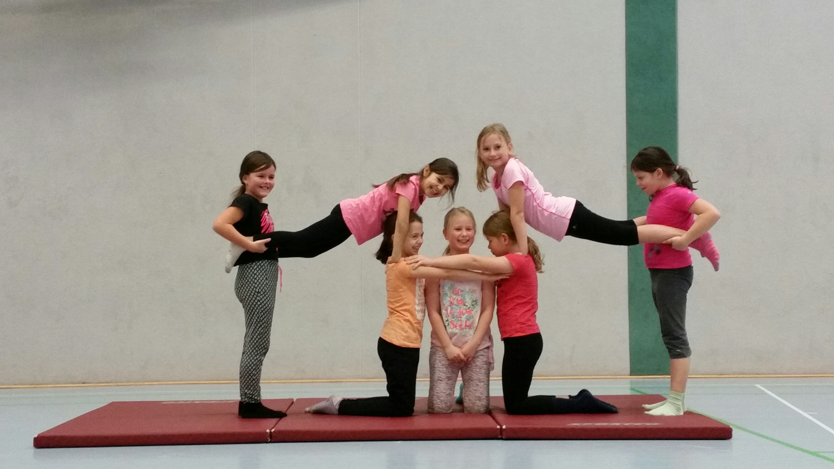 11 Akrobatik Pyramiden-Ideen _ Aufwärmen im Sportunterricht – SMBW